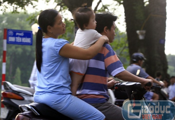 Biết là nguy hiểm nhưng các ông bố bà mẹ vẫn coi thường tính mạng của chính đứa con ruột của mình